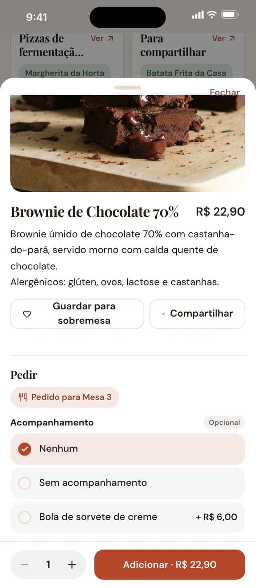 Detalhe do Brownie de Chocolate 70% no cardápio: foto do prato, descrição, alergênicos, botões para guardar e compartilhar e a escolha opcional de acompanhamento, com bola de sorvete por um valor a mais