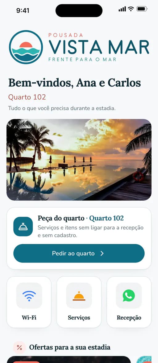Página do quarto da Pousada Vista Mar no celular: boas-vindas a Ana e Carlos no Quarto 102, foto da piscina ao pôr do sol, botão Pedir ao quarto e atalhos para Wi-Fi, serviços e recepção